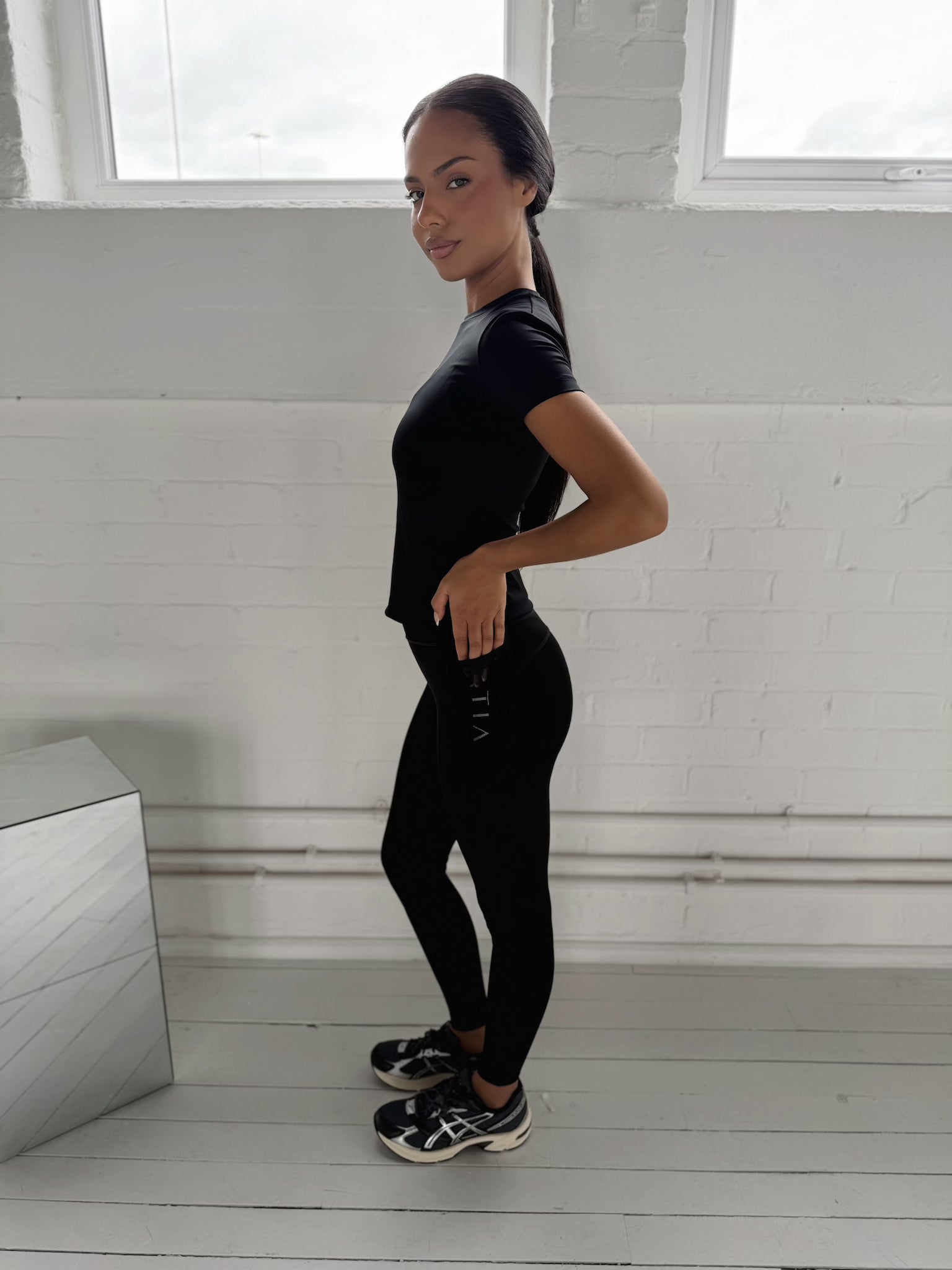 DEFINE SCULPT TEE - BLACK