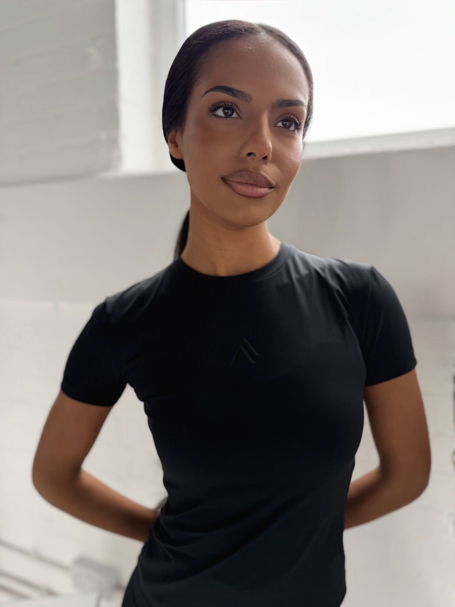 DEFINE SCULPT TEE - BLACK