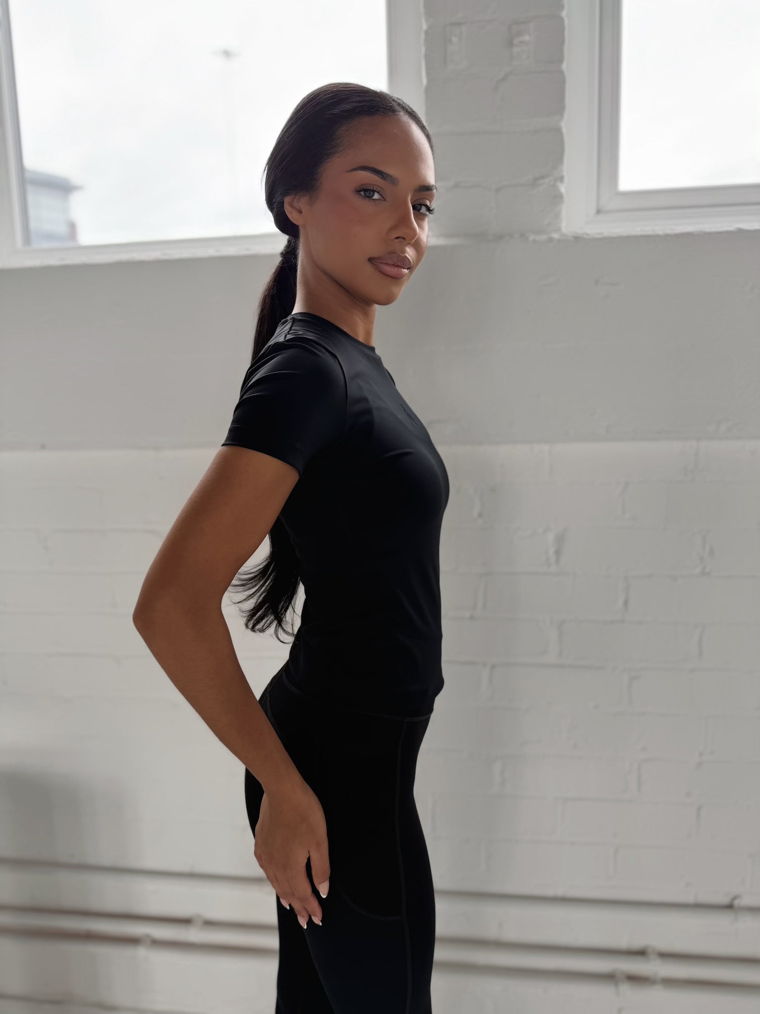 DEFINE SCULPT TEE - BLACK