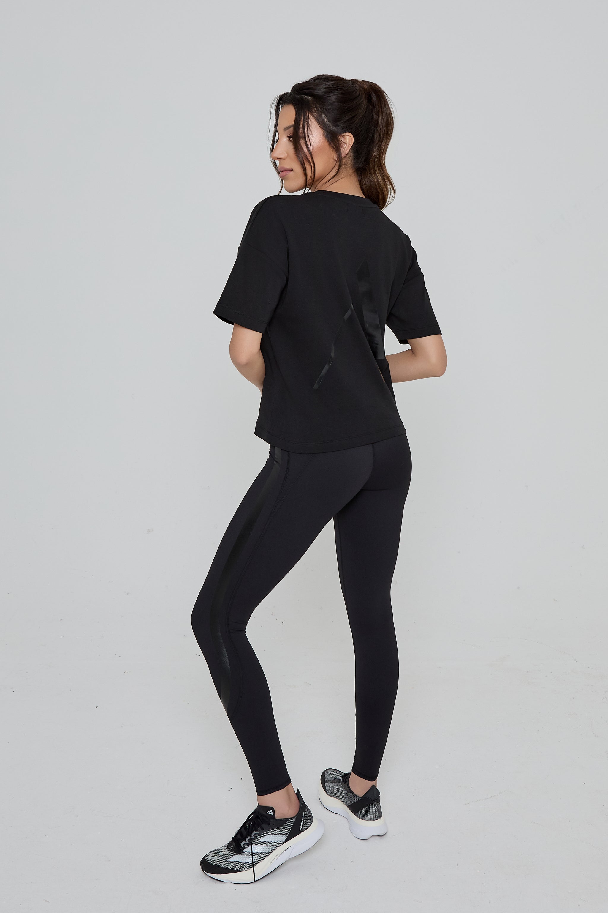 Model wearing DIRECTION LEGGINGS in black with REFINED TEE