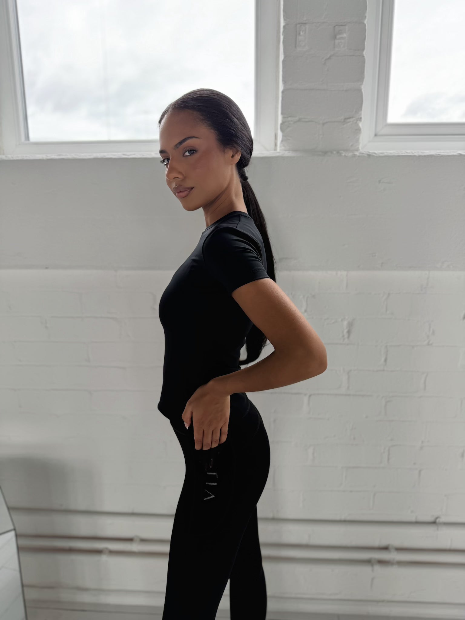 DEFINE SCULPT TEE - BLACK