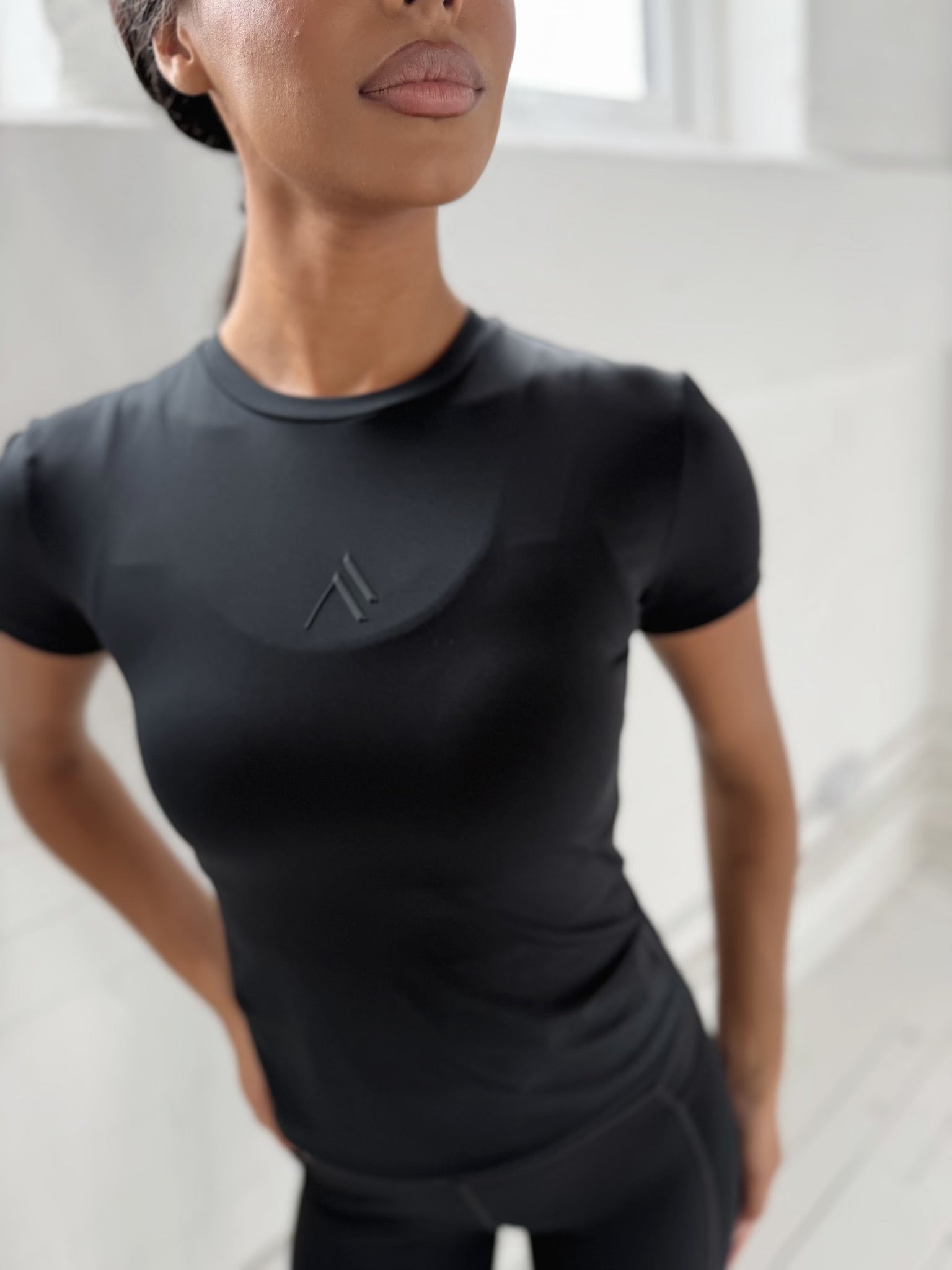 DEFINE SCULPT TEE - BLACK