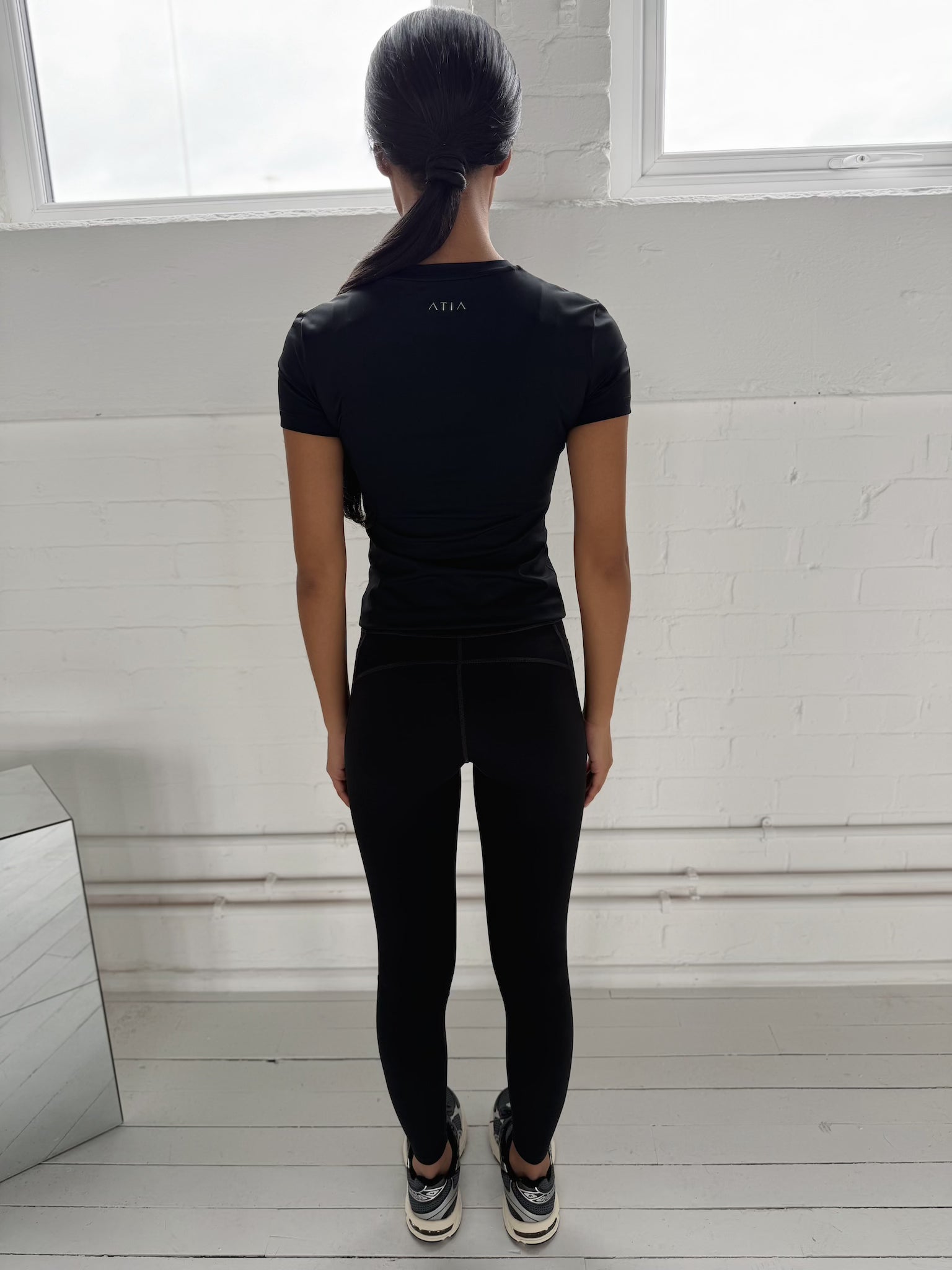 DEFINE SCULPT TEE - BLACK