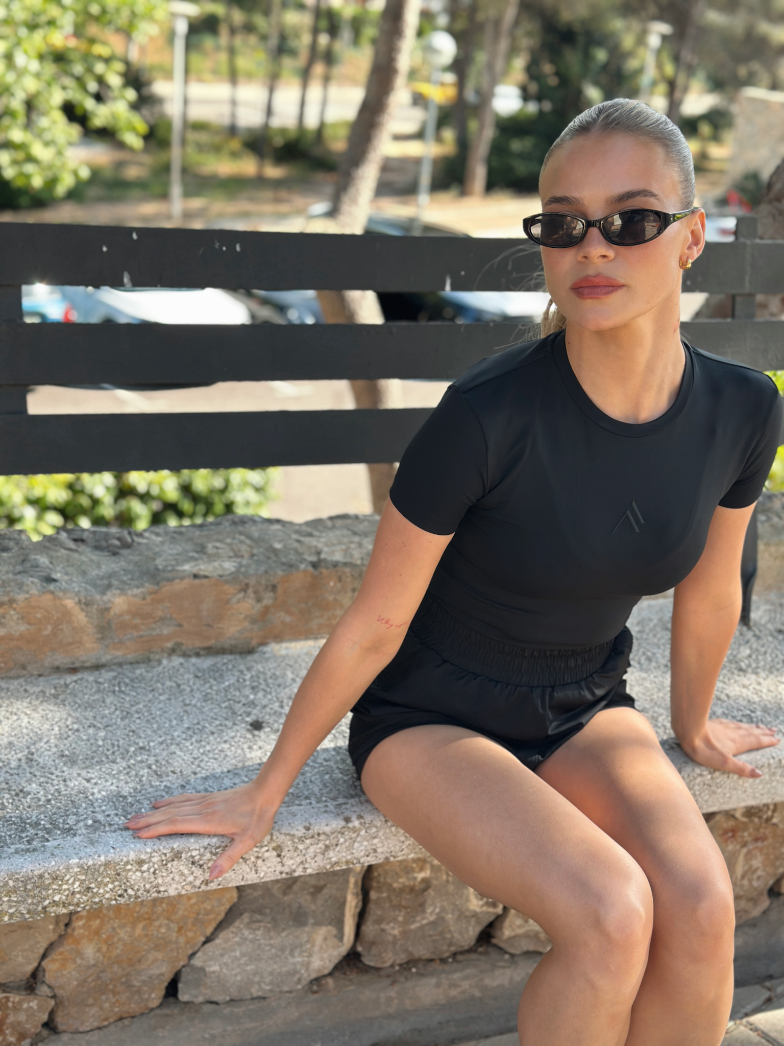 DEFINE SCULPT TEE - BLACK