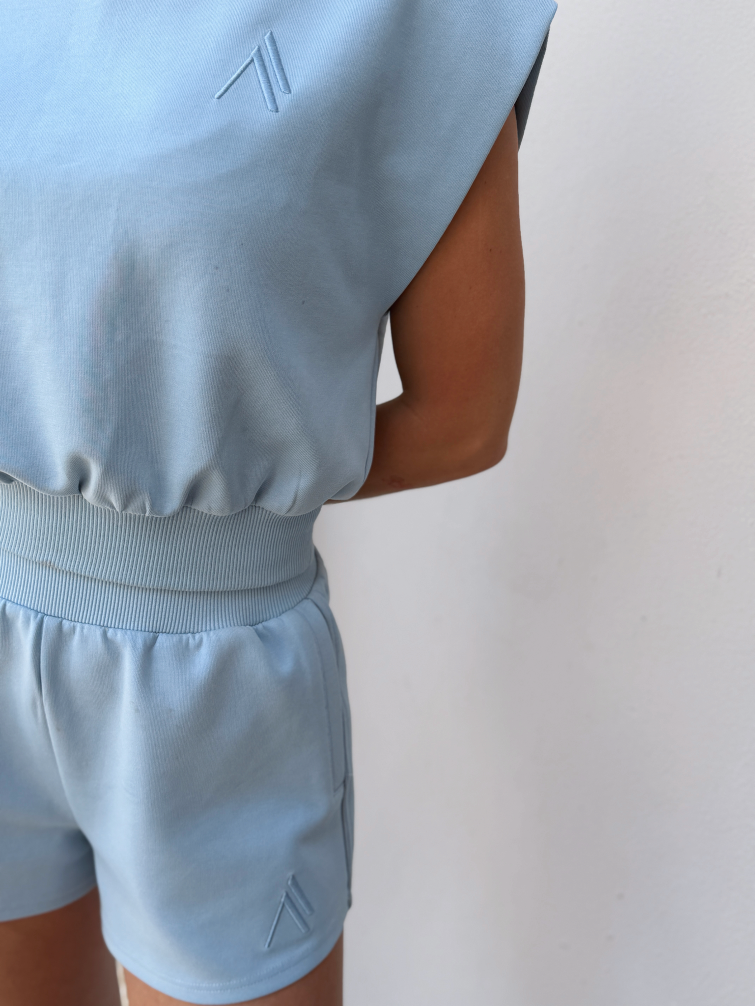 CRUISE SLEEVELESS SWEAT TOP - SKY