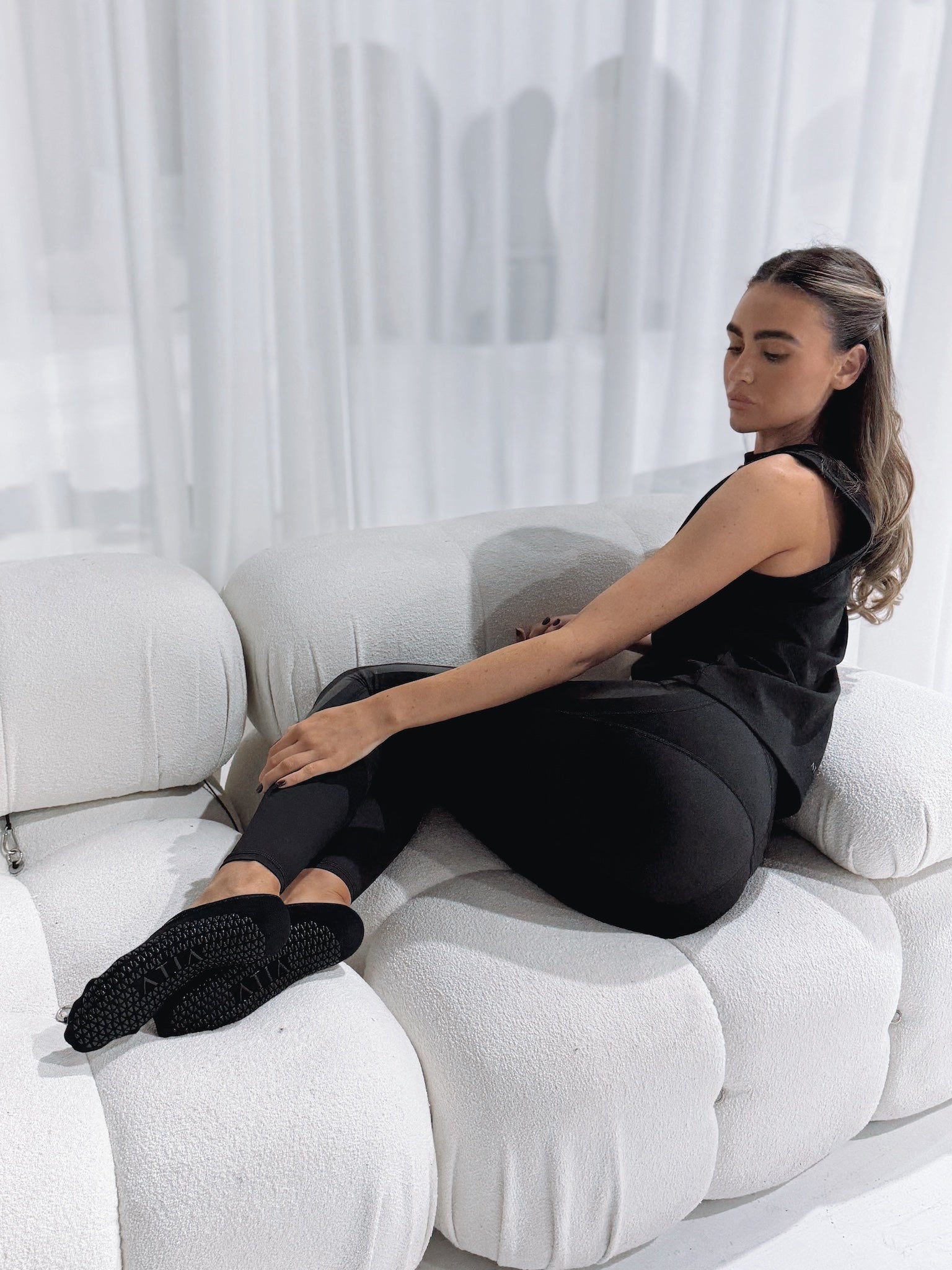 POINTE BALLERINA GRIP SOCKS - BLACK