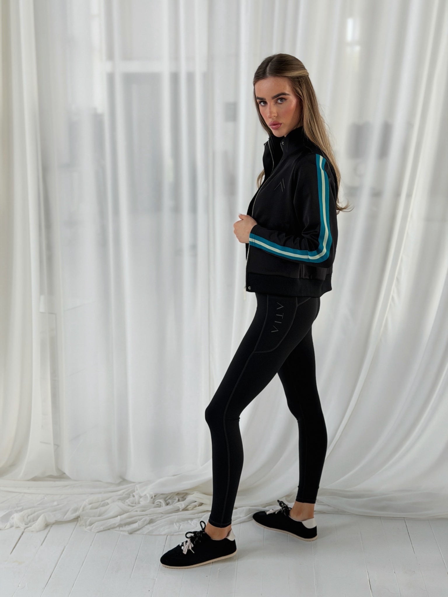 MOMENTUM TRACK JACKET - BLACK